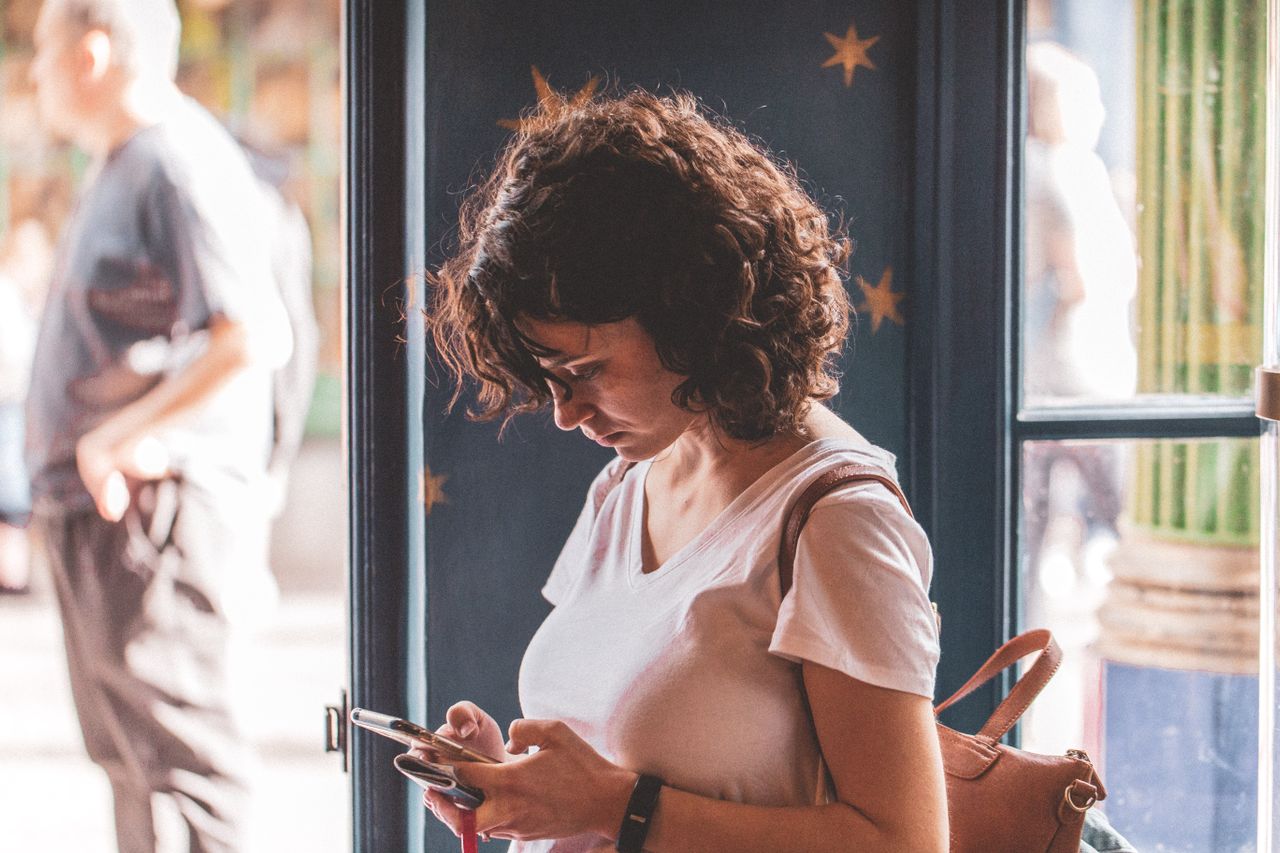 Dry Texting: Why It Happens and How to Respond Without Overthinking